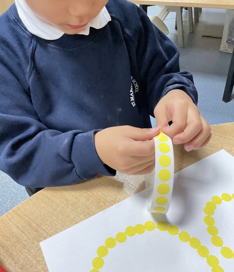 EYFSStMargaret1's tweet image. We've been so busy as we've settled into Reception ...
In our first week we read 'The Dot' by Peter H Reynolds and we became artists just like Vashti when we 'made a mark and signed our name...'
#eyfs #eyfsprovision #qualitytexts #finemotor #funkyfingers @EYTagteam