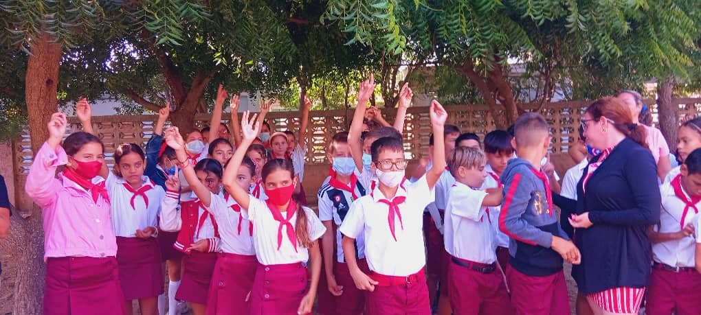 avila95211's tweet photo. En homenaje al aniversario 92 del asesinato de Paquito González Cueto  con gran entusiasmo los pioneros  de los diferentes colectivos de la #EducacionGibara, realizaron  sus elecciones Pioneriles .
#OPJM 
#PionerosCubanos https://t.co/oN3dg5ZUIO