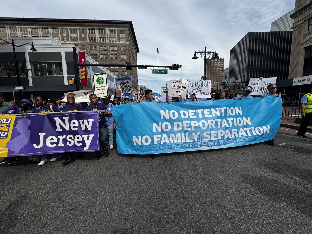 MaketheRoadNJ's tweet image. In Newark, HUNDREDS are rising to say NO to billionaires like Peter Thiel getting rich by creating the technology that ICE is using to disappear our family members. New Jersey should have NO BUSINESS doing business with Palantir. It’s time to #PurgePalantir