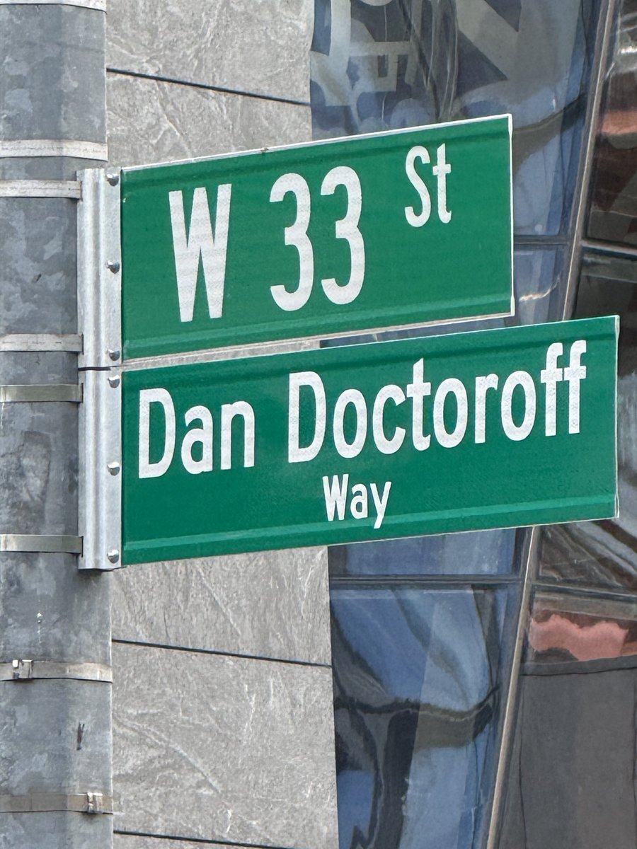 chriscquinn's tweet image. Special morning honoring the great NYer ⁦@DanDoctoroff⁩ !He has done so much for our city &amp;amp; is now waging a valiant fight to find treatments &amp;amp; a cure for ALS!Thank you Dan for all you have done and all you are doing!
#HudsonYards #TheHighline #openspace #congestionpricing