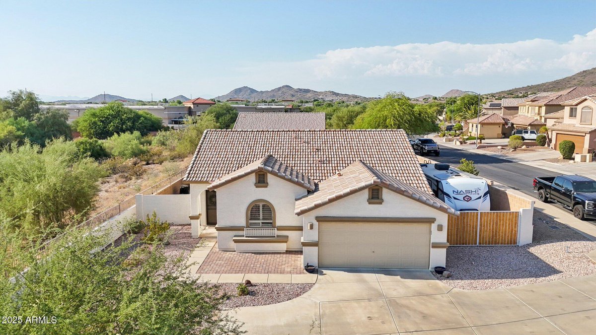 donaldkeys's tweet photo. The Loop101 freeway is a convenient way to get around the valley. Here are townhomes, condos and homes for sale near the Loop101! https://t.co/YWLAhzmy7G DONALD KEYS Selling Homes Since 2006 HomeSmart (602) 750-1744 #phoenixaz #glendaleaz #peoriaaz #scottsdaleaz https://t.co/62MfKL9djc