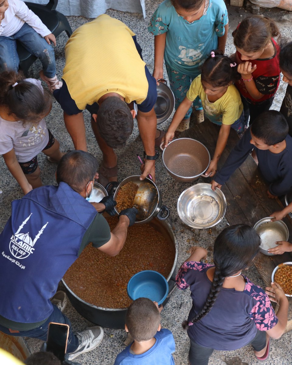Letzte Woche konnten wir die Zubereitung und Verteilung von warmen Mahlzeiten im mittleren Gazastreifen wieder aufnehmen. In 9 Notunterkünften haben wir dabei 5.250 Menschen erreicht, die dringend auf Unterstützung angewiesen sind.
➡️bit.ly/nothilfe-no