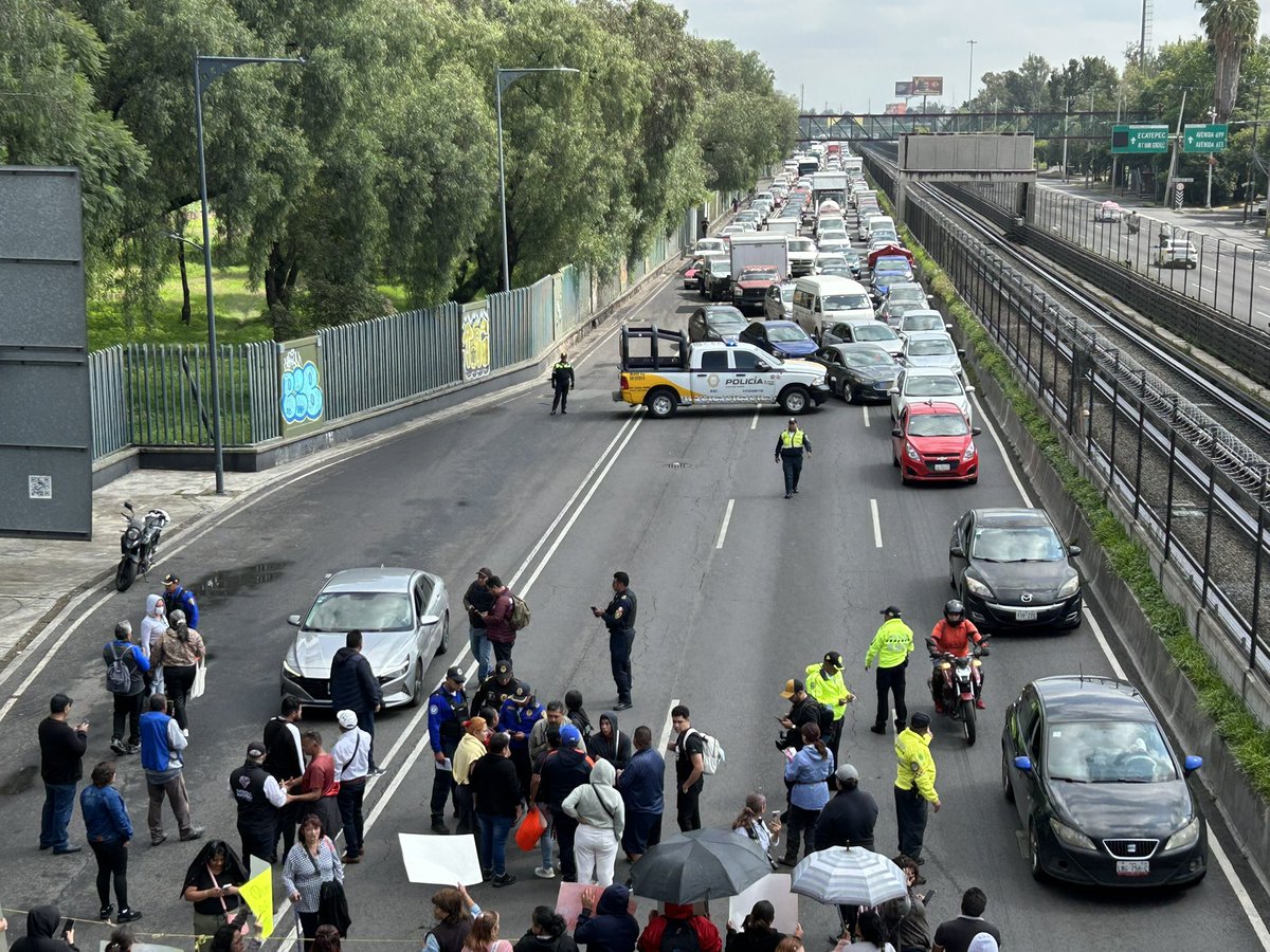 #AlertaVial Bloqueo en Av 608 frente a estación Deportivo Oceanía hacia Circuito Interior por padres de familia en demanda de mejores condiciones para los alumnos de la primaria Moctezuma Ilhuicamina 
Posibles alternativas, Av 608 y Av Loreto Favela.