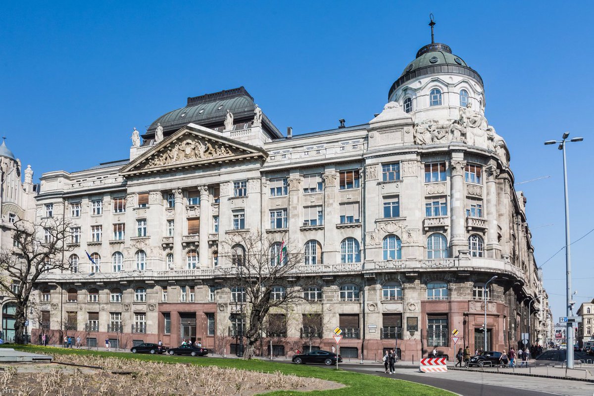 lazlomolnar tweet media