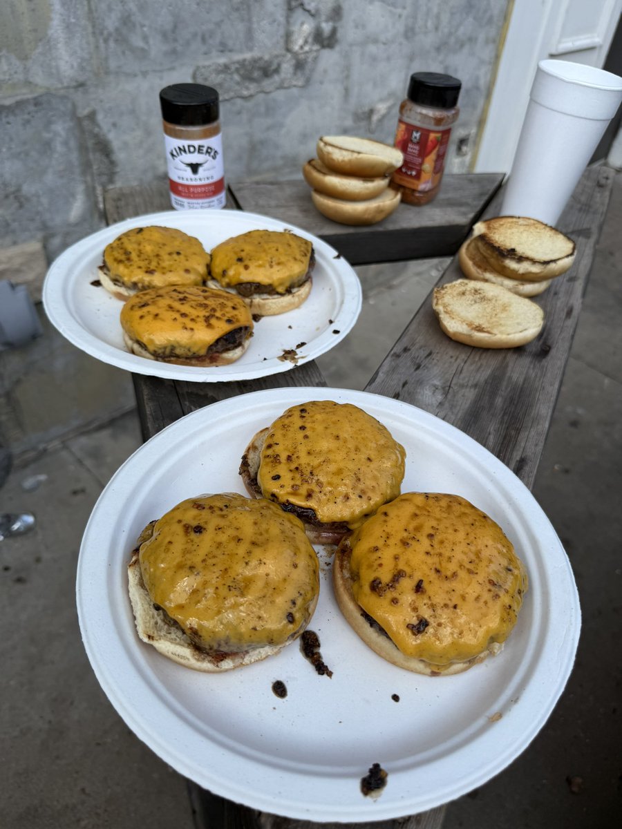 GeranimoWhistle's tweet photo. Burger King could never https://t.co/Vo613mmvge