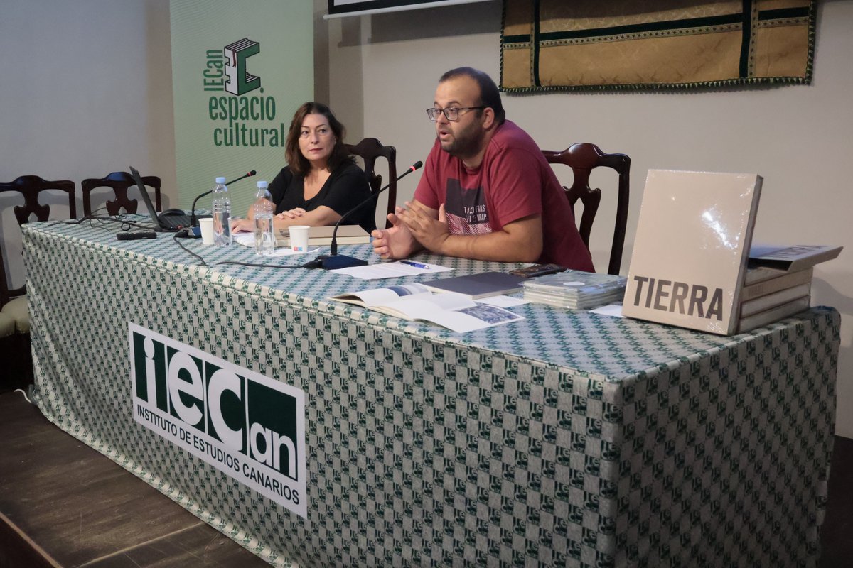 IECanarios's tweet photo. Momentos del pasado 18 de septiembre durante el transcurso de la presentación de los foto libros Portraits, Bajo la luz del mar, Tierra y Flucht de la fotógrafa Espe Pons.
#fotolibros #espepons https://t.co/OnWrSMWEAv