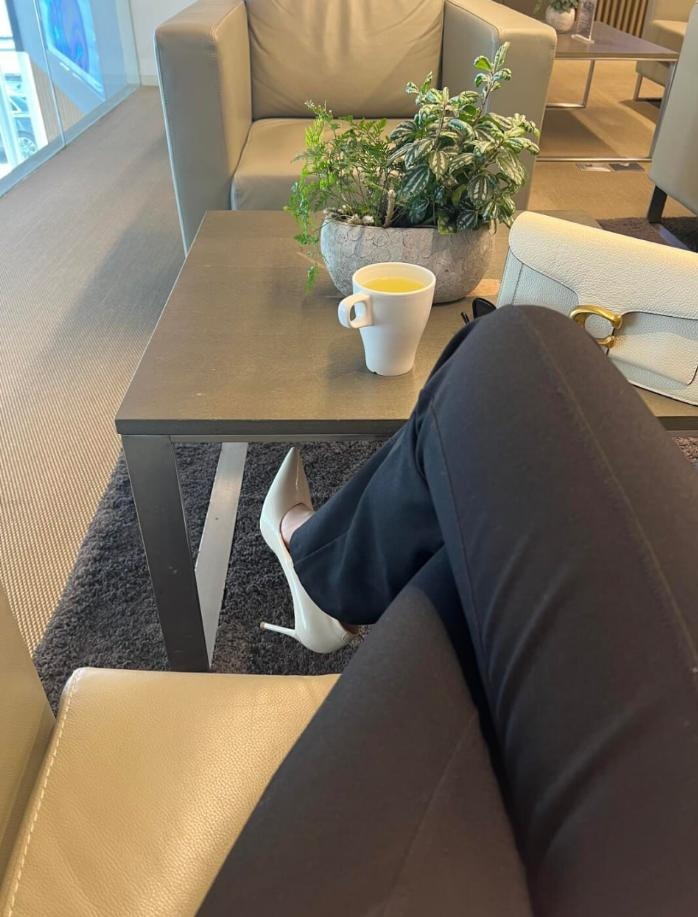 mollyyandersonn's tweet image. Another day, another meeting.#WorkModeOn #OfficeVibes #MeetingReady #BossBabe