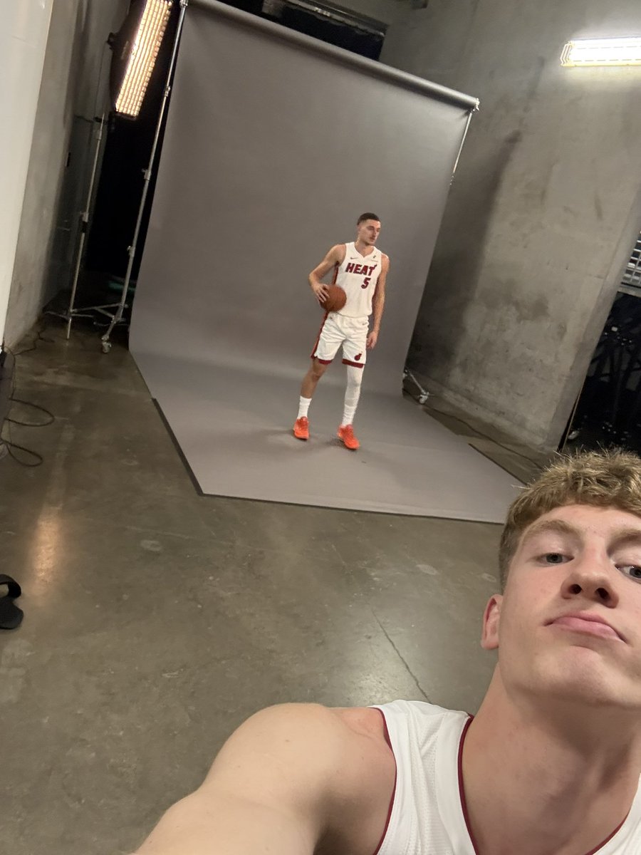 Letting the rookie borrow the phone while I’m taking pictures 📸

- Niko