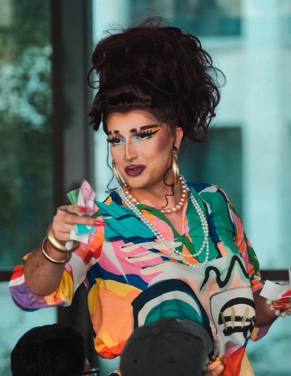 CosmicBrigitte's tweet photo. 🚨🏳️‍🌈 INFO - Fin de procès pour @FranceTV et @O_fficielle. La célèbre drag queen l’emporte, « France Ô » va devoir se renommer « France Â ». C’est une victoire historique pour la communauté alphabet. https://t.co/UjjjSZ6fsv