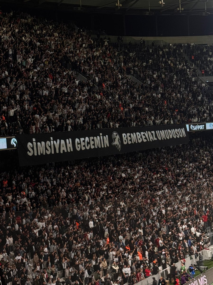 🦅 Beşiktaş tribünleri: “Simsiyah gecemin bembeyaz umudusun.”