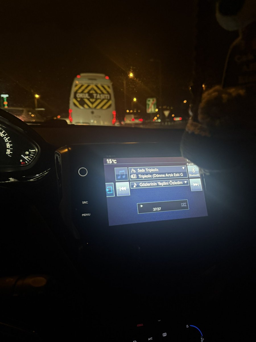 Akşam trafiği o kadar yoğun ki şarkı değiştirmekten 2008e kadar gittim 👌🏻