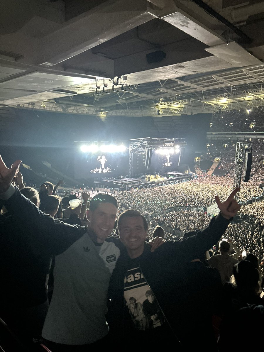 AshKels17's tweet photo. Well doubt I will ever be able to do a concert again after that @oasis 👏🏻 #TheBest #oasislive2025 #wembleystadium #28thSept #Jonsey https://t.co/5CfB8EJP6L