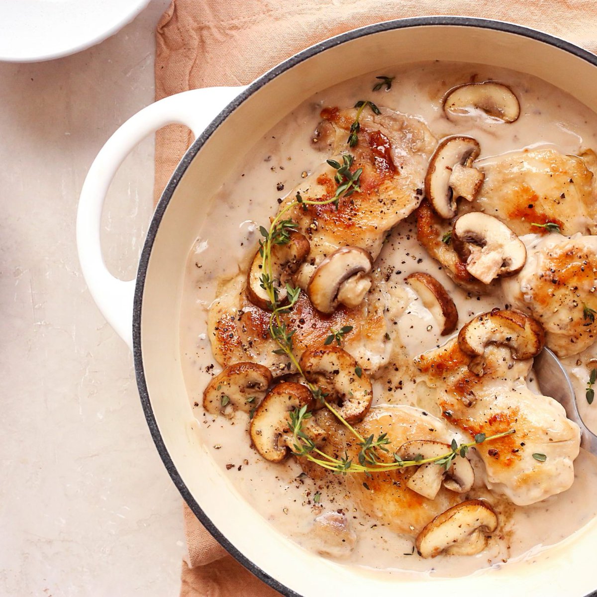 mushroomscanada's tweet image. Before the leaves start falling, warm up your kitchen with our Creamy Mushrooms &amp;amp; Chicken. 

This recipe combines sliced criminis with chicken thighs in an herby sauce. Pair it with mashed potatoes or pillowy gnocchi and your fav veggie. 🤌

mushrooms.ca/recipe/creamy-…