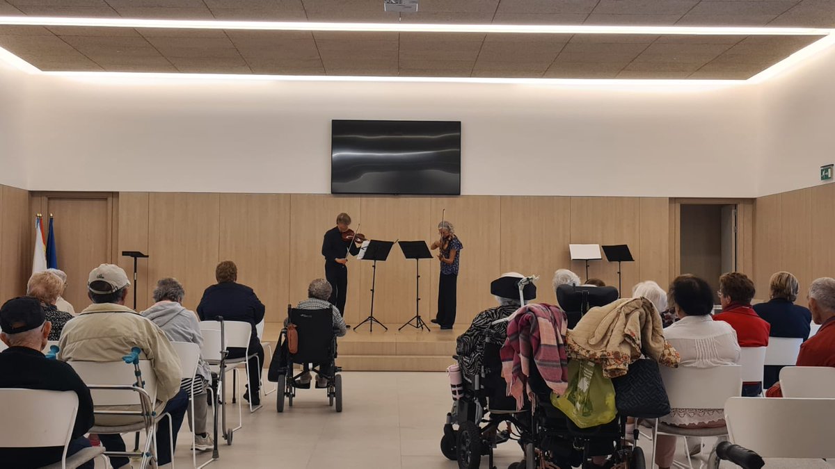 OSGgalicia's tweet photo. Así arrancó esta misma tarde en @IBSPadreRubinos nuestro ciclo de conciertos de Música de Cámara Solidaria de la @OSGgalicia , con el Ensemble Primeros Violines de la OSG y un programa con obras de #Bartók, #Leclair, #Telemann y #Bussi. https://t.co/Cw24hvOWfl