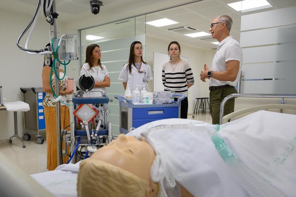 simclinicbcn's tweet photo. 🫀 Inauguramos la 1ª formación teórico-práctica en #ECMO para residentes del @hospitalclinic
💡 Docentes de cirugía cardíaca, psicología, enfermería y perfusión.
🔬 Práctica con simulación realista gracias a SIMCEC.
🎯 Formación innovadora para situaciones críticas.
#SIMCLINIC https://t.co/NRnYg7aaxK