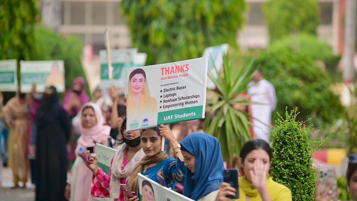 فیصل اباد کو بسیں دینے پر سٹوڈنٹ مریم نواز شریف وزیر اعلی پنجاب کا شکریہ ادا کر رہیں ہیں
