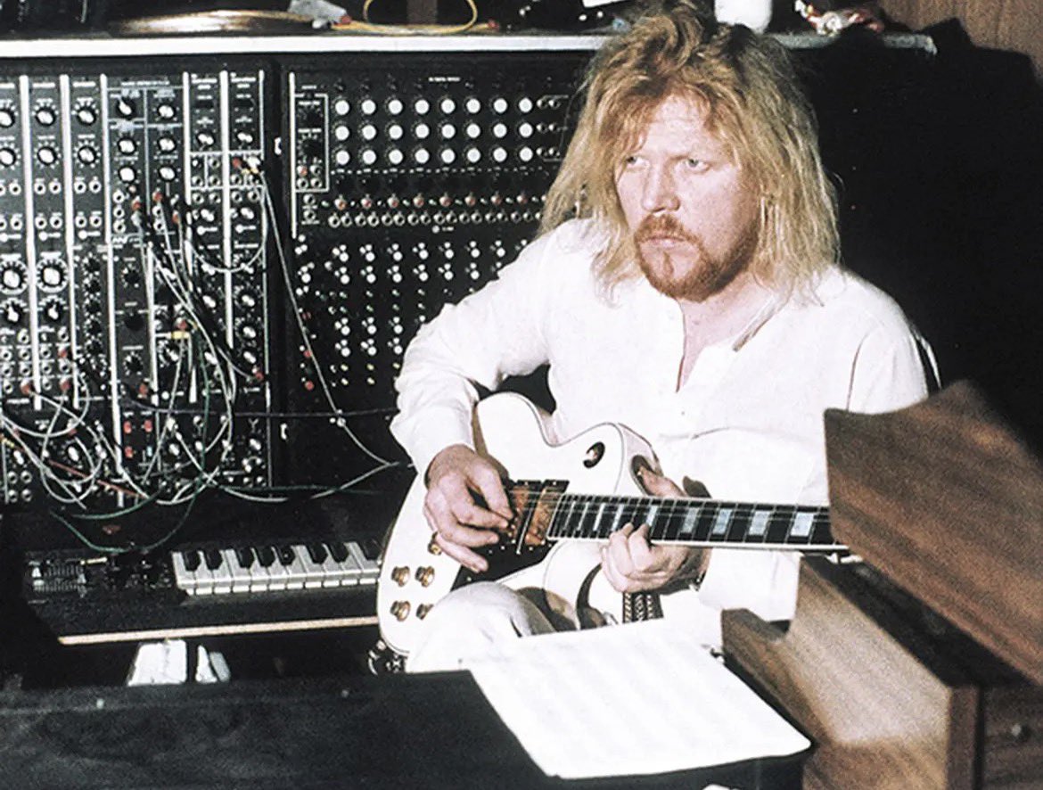 Heute vor 58 Jahren, am 29. September 1967, gründet Edgar Froese in Berlin die Band
Tangerine Dream.
Von den wilden Anfängen zwischen Krautrock und kosmischer Musik bis hin zu den visionären Klanglandschaften der Elektronik, entwickelte sich ein ganz eigener Stil, mit dem