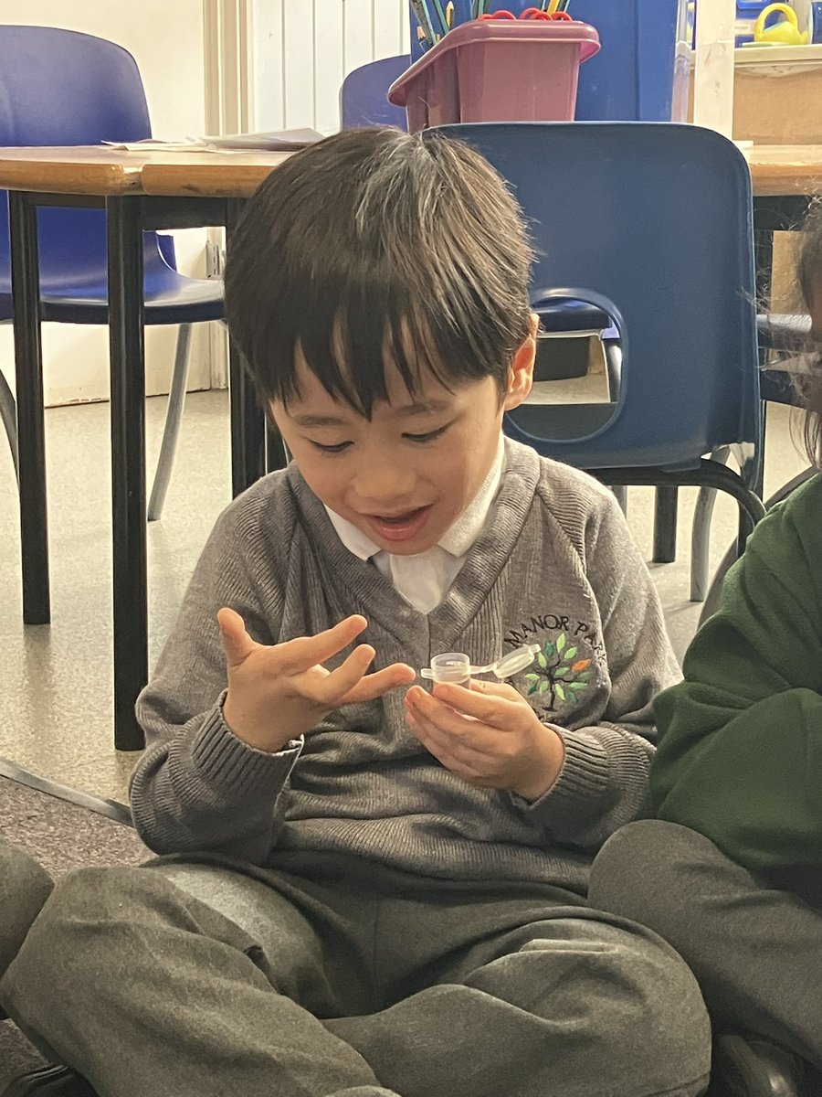 ManorParkSchSM1's tweet image. Today Year 1 have had a great time exploring their senses! We closed our eyes and listened to different sounds, and we smelled different scents and tried to guess what they were. Such exciting practical science learning!🧑‍🔬#WeAreLEO #MPPAscience