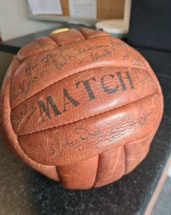 Calling all Aston Villa fans. This remarkable piece of Villa history goes to auction on 4 October, 2025. A match ball likely from Villa vs Newcastle in 1953. Signed by the players from the game. Bid now. ⚽️⚽️⚽️⚽️⚽️
#AstonVilla
#footballmemorabilia
<a href="/HansonsAuctions/">Charles Hanson</a>