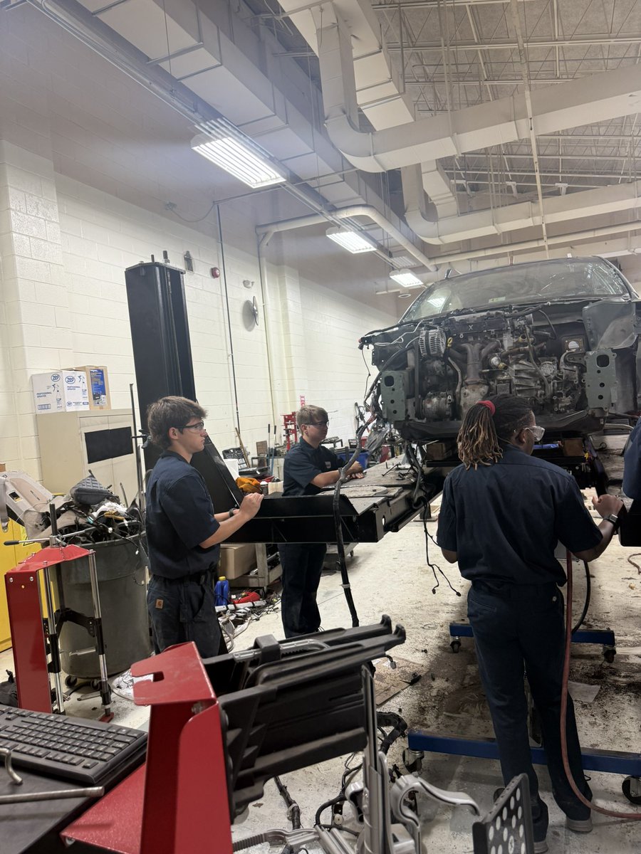 NHREC_CTE_BF's tweet image. #AutoTech students rolled up their sleeves and tackled the ultimate challenge—removing an engine! Hands-on learning at its best. Proud of their teamwork, skills, and determination! #ButlerFarmFam 
#NHREC #NewHorizonsCTE 
@NHREC_VA