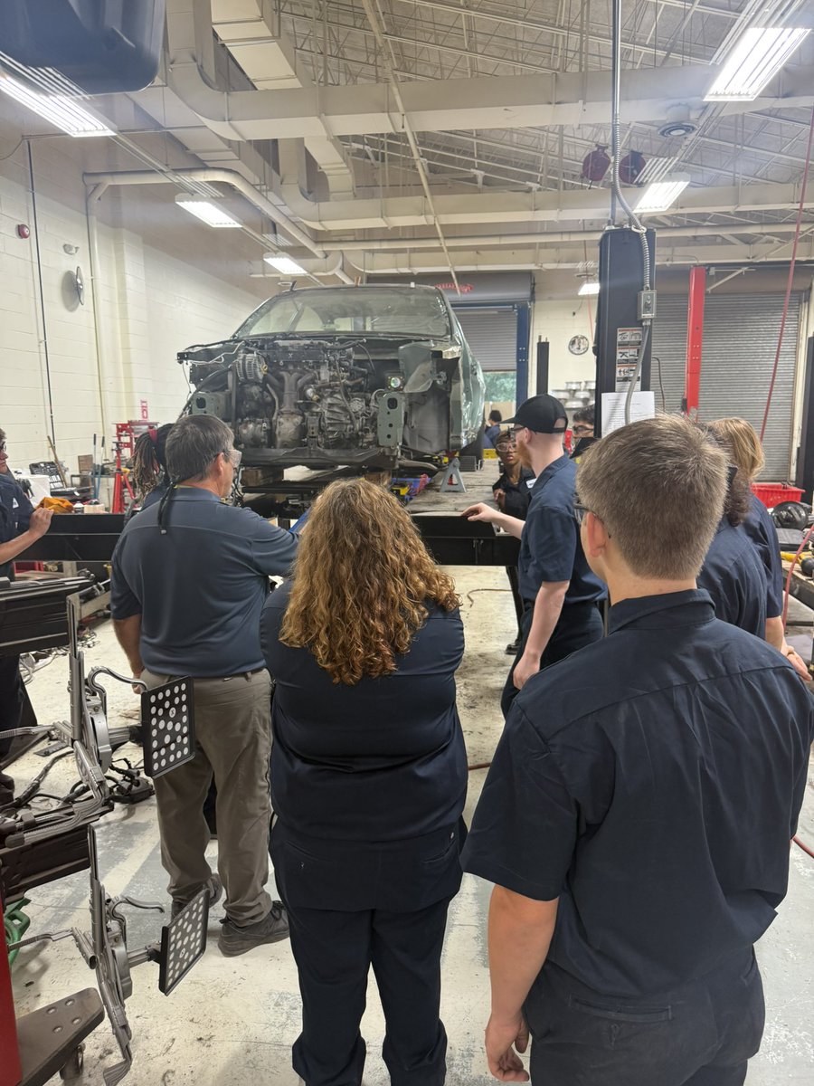 NHREC_CTE_BF's tweet image. #AutoTech students rolled up their sleeves and tackled the ultimate challenge—removing an engine! Hands-on learning at its best. Proud of their teamwork, skills, and determination! #ButlerFarmFam 
#NHREC #NewHorizonsCTE 
@NHREC_VA