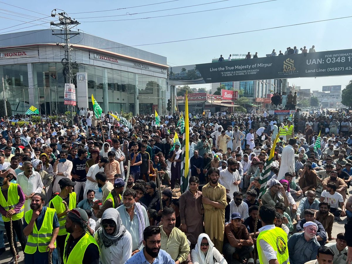 KQJselenophile's tweet image. I had never imagined such a protest in Mirpur, not even in my wildest dreams. This is beyond imagination, no words, literally. 
#RightsMovementAJK
#AwamiActionCommittee