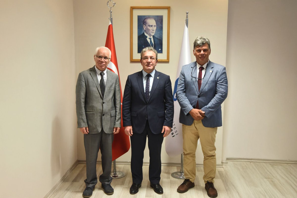 universitemDEU's tweet photo. 🏛️ Güzel Sanatlar Fakültemizde Görev Değişimi

Rektörümüz Prof. Dr. Bayram Yılmaz ve Rektör Yardımcımız Prof. Dr. Hamdi Şükür Kılıç’ın katılımıyla fakültemizde düzenlenen törende; Dekan Vekili Prof. Dr. Hacı Yakup Öztuna, görevini yeni Dekan Vekilimiz Prof. Dr. Serdar Aybek’e devretti.

Katkılarından dolayı Prof. Dr. Öztuna’ya teşekkür ediyor, yeni görevinde Prof. Dr. Aybek’e başarılar diliyoruz. 

#DokuzEylülÜniversitesi 
#DEÜ #GSF