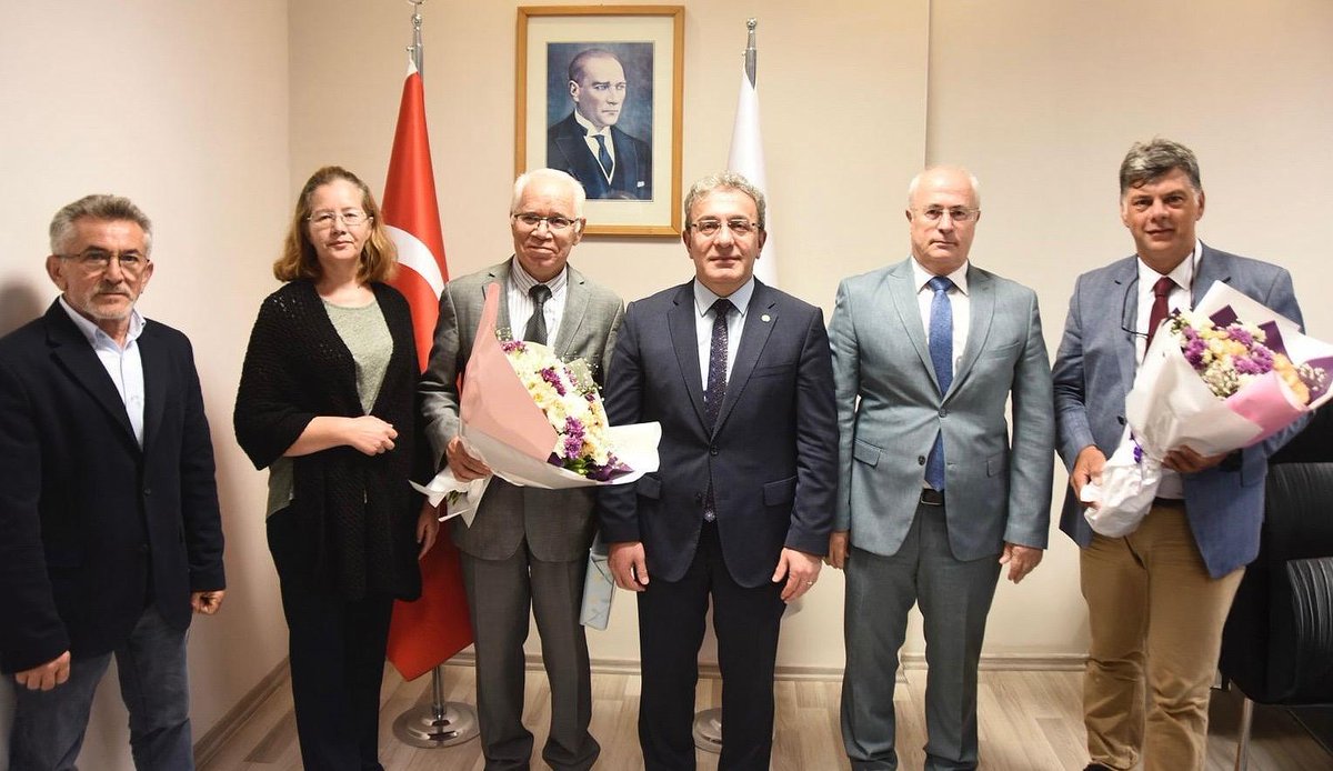 universitemDEU's tweet photo. 🏛️ Güzel Sanatlar Fakültemizde Görev Değişimi

Rektörümüz Prof. Dr. Bayram Yılmaz ve Rektör Yardımcımız Prof. Dr. Hamdi Şükür Kılıç’ın katılımıyla fakültemizde düzenlenen törende; Dekan Vekili Prof. Dr. Hacı Yakup Öztuna, görevini yeni Dekan Vekilimiz Prof. Dr. Serdar Aybek’e devretti.

Katkılarından dolayı Prof. Dr. Öztuna’ya teşekkür ediyor, yeni görevinde Prof. Dr. Aybek’e başarılar diliyoruz. 

#DokuzEylülÜniversitesi 
#DEÜ #GSF