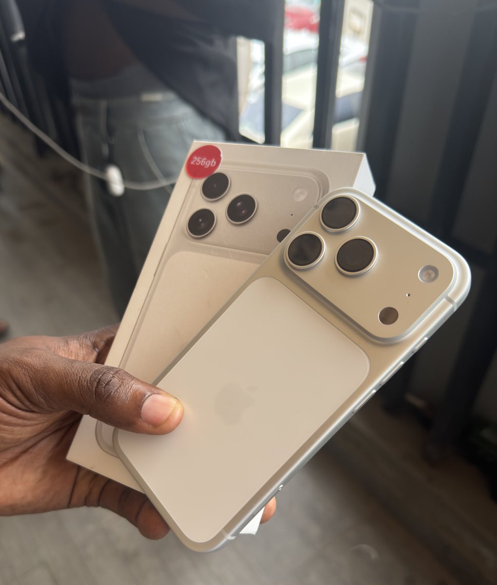 0xTreasure_DeFi's tweet image. Web3 & God did! 🎉
Contents are just about to get spicier😁🔥
i just got myself an iPhone 17 pro from my web3 wins
Would be using this new toy to go all in on making contents for @EdgenTech
What is Edgen tech building?
EdgenTech is building an AI-native investment terminal…