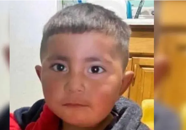 elmitoteromx's tweet photo. 🚨Activan búsqueda para localizar a niño de tres años

La comunidad de Nogales se movilizó tras la desaparición de Jesús Miguel Acosta Parente, un menor de 3 años, visto por última vez el pasado 17 de septiembre en la colonia La Mesa. El niño, de aproximadamente un metro de altura, complexión mediana y piel morena, desapareció sin dejar rastro. Como rasgo distintivo, el menor presentó un quiste en el lado derecho del cuello, dato que las autoridades subrayaron en la ficha de localización.

Ante la urgencia, las autoridades solicitaron la colaboración ciudadana, calificándola como fundamental para dar con el paradero de Jesús Miguel. Se pidió a la población de Nogales y municipios cercanos estar atenta a cualquier detalle. Cualquier persona que tenga información sobre el menor puede comunicarse de manera anónima al número de emergencias 911.

#ElMitotero #Nogales #Sonora