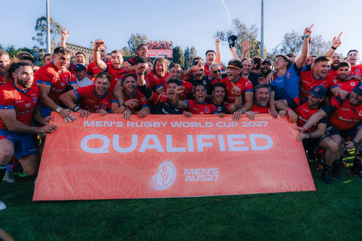UAI_CL's tweet photo. 🏉🇨🇱 ¡Orgullo UAI en la cancha!

Felicitamos a Ernesto Tchimino y Salvador Lues, estudiantes de @NegociosUAI e integrantes de Los Cóndores, quienes hicieron historia al clasificar con la Selección Chilena de Rugby al segundo Mundial consecutivo.

Conversamos con ambos estudiantes para saber qué significa este nuevo logro para ellos:
“La verdad es un orgullo tremendo demostrar de nuevo que el Rugby de Chile está creciendo y cada vez siendo más competitivo. Lo del fin de semana fue una tremenda jornada con estadio lleno, 20.000 personas alentando sin parar. Seguimos trabajando para que este deporte sea cada vez más grande y de todos los chilenos", señaló Ernesto Tchimino.

Salvador Lues agregó que: “Somos un grupo que prácticamente empezó sin nada y hoy nos clasificamos al segundo mundial con un ranking histórico. Para nosotros con Ernesto ha sido un camino largo lleno de desafíos y sacrificios (...) estoy muy contento por lo que significa esto para Chile y para el rugby chileno, para que este se siga desarrollando y más niños en chile puedan soñar con ser rugbistas profesionales”.

👏 ¡Un ejemplo de esfuerzo, disciplina y pasión que inspira a toda nuestra comunidad! ¡Felicitaciones!