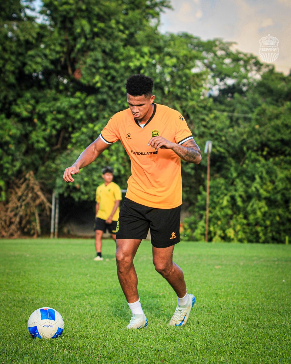 rcdespana's tweet photo. 💛🖤 Nuestros jugadores ya entrenan luciendo las camisas con el nuevo patrocinador Rendillantas🚂⚽ https://t.co/d7dnu9ojYg
