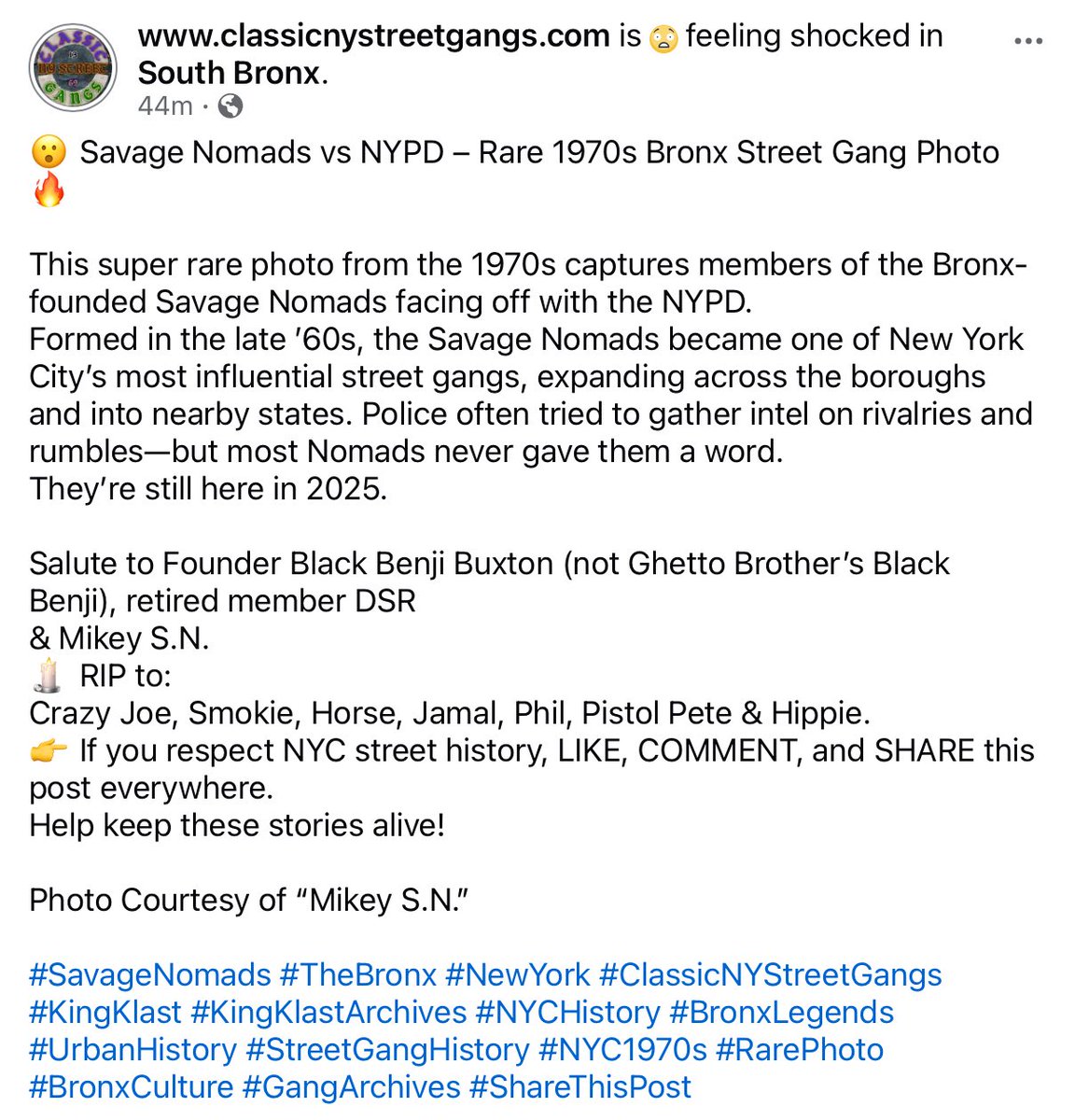 kingklast's tweet photo. 😮 Savage Nomads vs NYPD – Rare 1970s Bronx Street Gang Photo 🔥

#SavageNomads #TheBronx #NewYork #ClassicNYStreetGangs
#KingKlast #KingKlastArchives #NYCHistory #BronxLegends
#UrbanHistory #StreetGangHistory #NYC1970s #RarePhoto
#BronxCulture #GangArchives #ShareThisPost https://t.co/6ROLH1IZY5