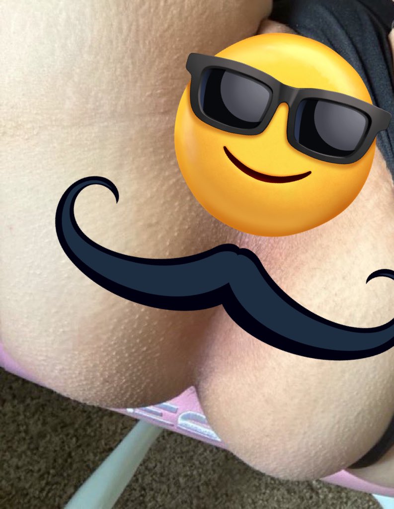 Segundou bb!

RT - Se vc quer uma foto do cuzinho.
CURTIR - Se vc quer uma foto da bucetinha.