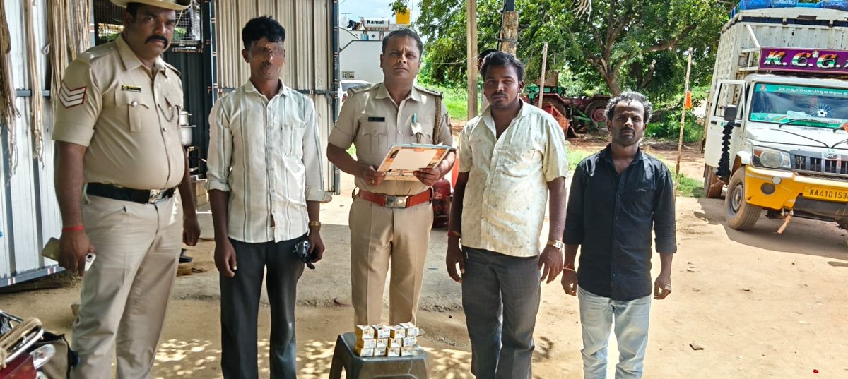 spcbpura's tweet photo. ಮಂಚೇನಹಳ್ಳಿ ಠಾಣೆಯ ಅಧಿಕಾರಿ ಮತ್ತು ಸಿಬ್ಬಂದಿಯವರು ಠಾಣಾ ವ್ಯಾಪ್ತಿಯ ಕಾಮರೆಡ್ಡಿಹಳ್ಳಿ ಗ್ರಾಮದಲ್ಲಿ ಪರವಾನಿಗೆ ಇಲ್ಲದೆ ತನ್ನ ಚಿಲ್ಲರೆ ಅಂಗಡಿಯಲ್ಲಿ ಮದ್ಯಪಾನ ಮಾಡಲು ಸ್ಥಳಾವಕಾಶ ಮಾಡಿಕೊಟ್ಟಿದ್ದ ಆಸಾಮಿಯ ವಿರುದ್ಧ ಪ್ರಕರಣ ದಾಖಲಿಸಿ ಕಾನೂನು ಕ್ರಮ ಜರುಗಿಸಿರುತ್ತಾರೆ. #cbpdistpolice #SPCBPURA #Nammacop24/7 #Mhallips https://t.co/QfJoGIGihQ