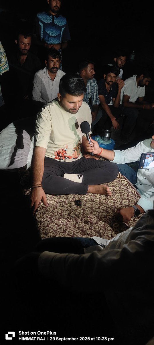 HIMMASINGH's tweet photo. राजनीति में जो संघर्ष की राह चुनते हैं,
अक्सर धरनों पर ही रात बिताते नज़र आते हैं। https://t.co/bZB4Ea4Gbw