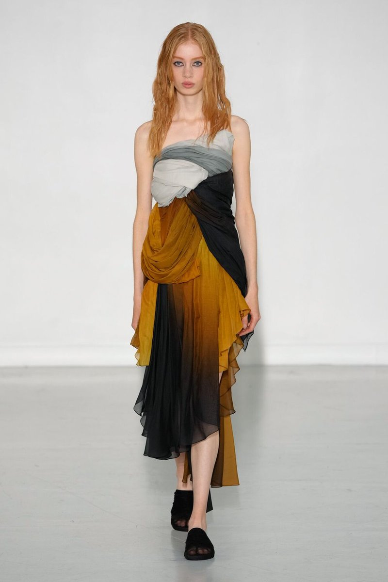 kendam_com's tweet photo. Mossi Spring Summer 2026 collection fashion show at Paris Fashion Week SS26 (September 29, 2025) https://t.co/TlXM2YcpbI
#Mossi #SS26 #Runway #Paris #FashionWeek #PFW #Kendam https://t.co/Y69IVM4yxG