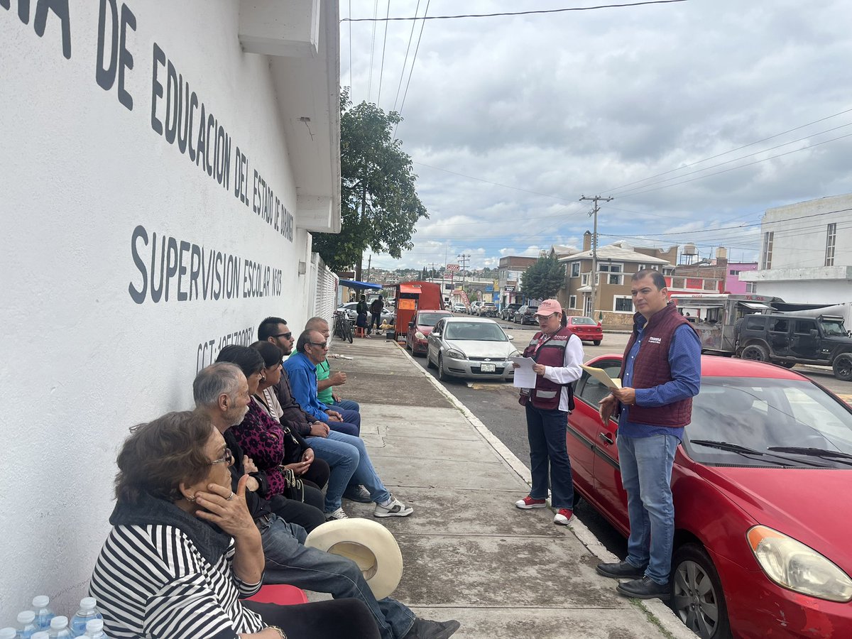 Este fin de semana, en la conformación de los comités de defensa de la transformación, disfruté convivir con artistas duranguenses como el Popochas y Kiko Castro !!
#comitesmorena
#morenaarrasa