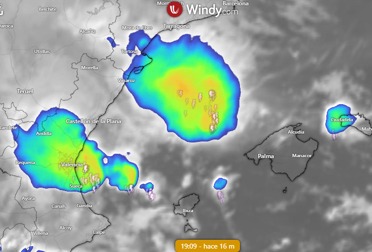 RAM_meteo's tweet image. La tarde-noche en #Valencia puede ser muy larga :
#SCMs cuasiestacionarios en entornos muy eficientes de precipitación.
#FMA  Windy.com