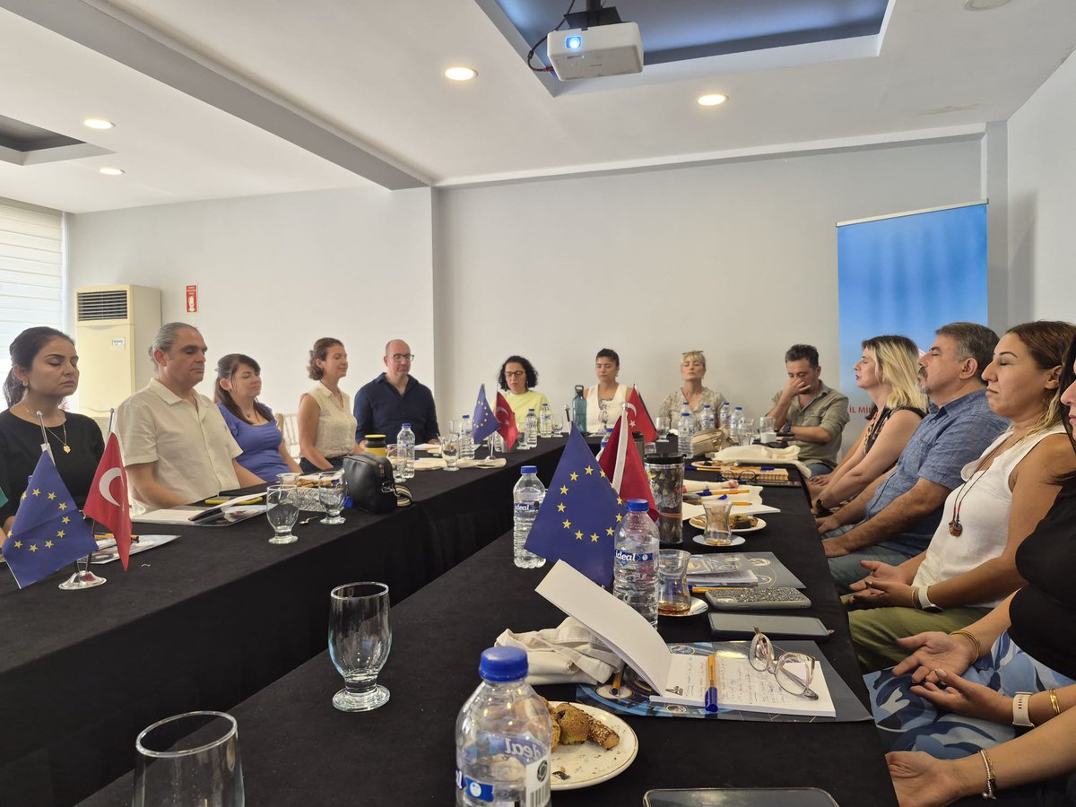 Müdürlüğümüz #ErasmusPlus okul eğitimi akreditasyonu kapsamında düzenlenen uzman daveti programının ilk gününde;
👩‍🏫 Öğretmenlerimiz
📌Farkındalık ve iyi oluş, 
📌Duygusal düzenleme
konularında hem teorik bilgi edindi hem de uygulamalar yaptı✨
<a href="/valiatillatoros/">Atilla Toros</a>
@faziletdurmus