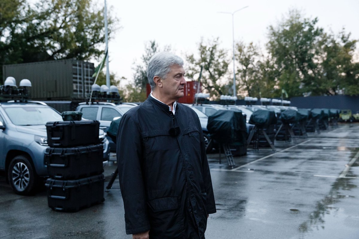 poroshenko's tweet photo. Знаєте, що це? Насправді, тут важко помилитися. Це П’ЯТНАДЦЯТЬ комплексів ПДТР «Ай-Петрі» — найбільша кількість, яку ми постачаємо до війська одночасно. 
 
Але цю передачу від інших відрізняє те, що це перші «Ай-Петрі», що потраплять до рук Сил Оборони за державним замовленням. 
 
Більше року тому ми розпочали цей проєкт. Займалися всіма процесами: від розробки до постачання на фронт готових одиниць техніки. «Ай-Петрі» вже перекривають сотні кілометрів уздовж лінії бойового зіткнення на Харківщині, Сумщині, Донеччині та Півдні. Державне контрактування ПДТР «Ай-Петрі» означає визнання якості наших комплексів. Це визнання їхньої бойової ефективності.  
 
Нині передаємо 15 комплексів вартістю 130 000 000 гривень, що вже вирушають до різних родів військ. Зокрема, свої чотири комплекси вже отримали українські спецпризначенці, обличчя яких ми, як і завжди, показати не можемо ;)
 
На фронт насувається осінь разом із дощами. Але робимо все можливе, щоб на лінії зіткнення падали не тільки дощ зі снігом, а й ворожі ударні та розвідувальні безпілотники. Наша команда докладе якнайбільше зусиль, щоб втілити цей задум у життя!