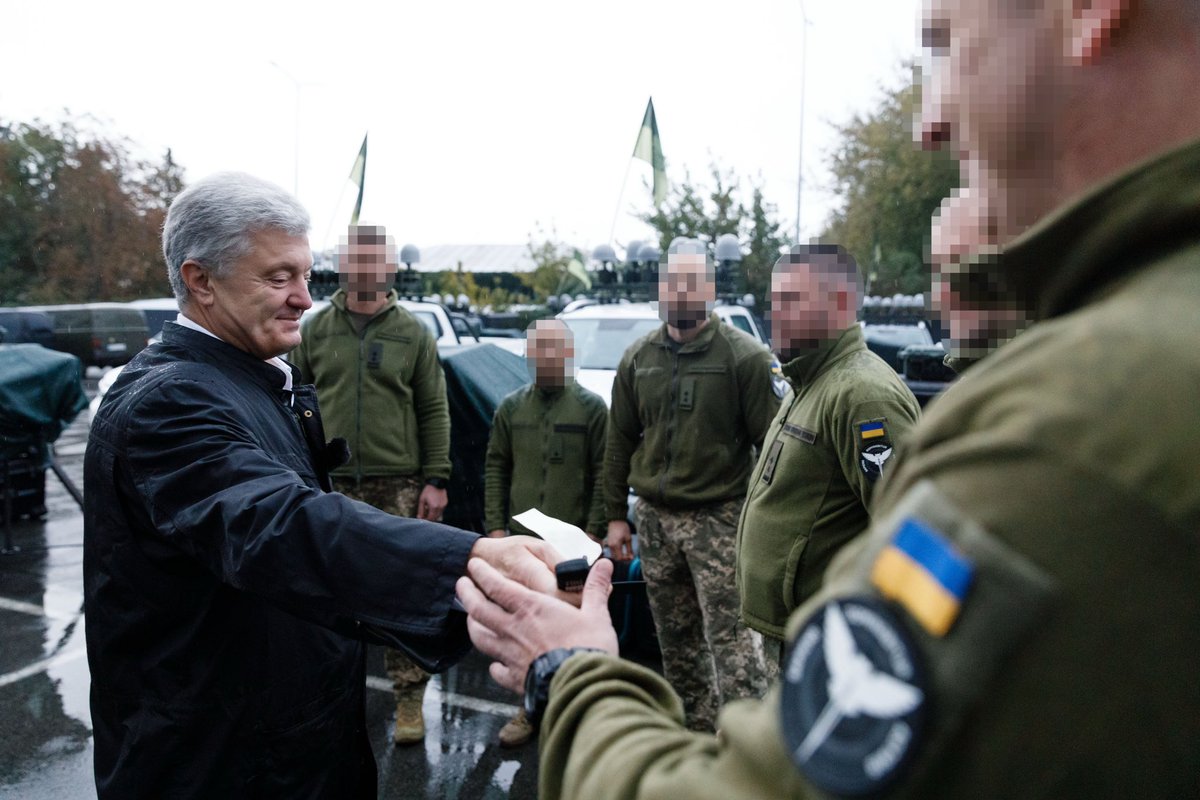 poroshenko's tweet photo. Знаєте, що це? Насправді, тут важко помилитися. Це П’ЯТНАДЦЯТЬ комплексів ПДТР «Ай-Петрі» — найбільша кількість, яку ми постачаємо до війська одночасно. 
 
Але цю передачу від інших відрізняє те, що це перші «Ай-Петрі», що потраплять до рук Сил Оборони за державним замовленням. 
 
Більше року тому ми розпочали цей проєкт. Займалися всіма процесами: від розробки до постачання на фронт готових одиниць техніки. «Ай-Петрі» вже перекривають сотні кілометрів уздовж лінії бойового зіткнення на Харківщині, Сумщині, Донеччині та Півдні. Державне контрактування ПДТР «Ай-Петрі» означає визнання якості наших комплексів. Це визнання їхньої бойової ефективності.  
 
Нині передаємо 15 комплексів вартістю 130 000 000 гривень, що вже вирушають до різних родів військ. Зокрема, свої чотири комплекси вже отримали українські спецпризначенці, обличчя яких ми, як і завжди, показати не можемо ;)
 
На фронт насувається осінь разом із дощами. Але робимо все можливе, щоб на лінії зіткнення падали не тільки дощ зі снігом, а й ворожі ударні та розвідувальні безпілотники. Наша команда докладе якнайбільше зусиль, щоб втілити цей задум у життя!