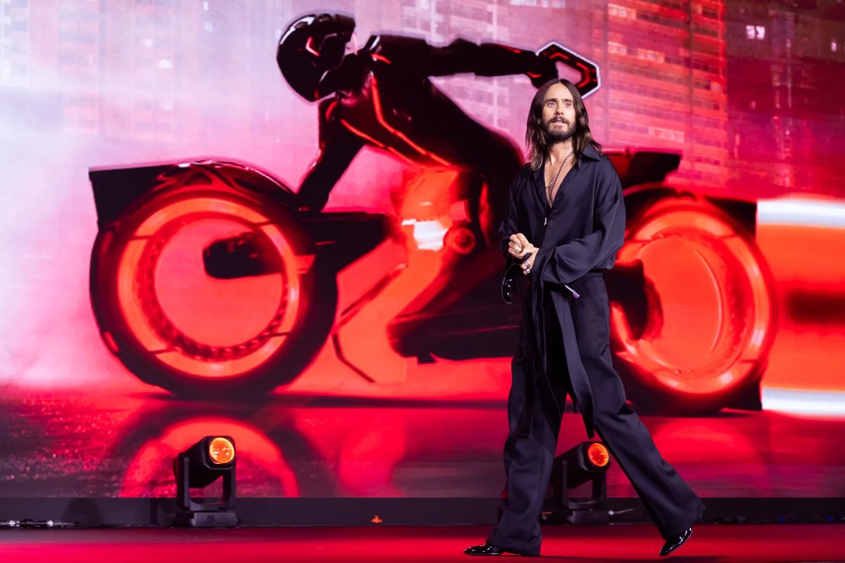 🎬 Disney presenta #TronAresTH en una Comic-Con rendida a Jared Leto

Uno de los grandes atractivos de la San Diego Cómic-Con de Málaga ha sido el panel dedicado a la próxima entrega de la saga #TRON

✍️ <a href="/slythwalker_28/">Slyth 🎬🇵🇸</a> 

22minutoscon.com/2025/09/29/dis…