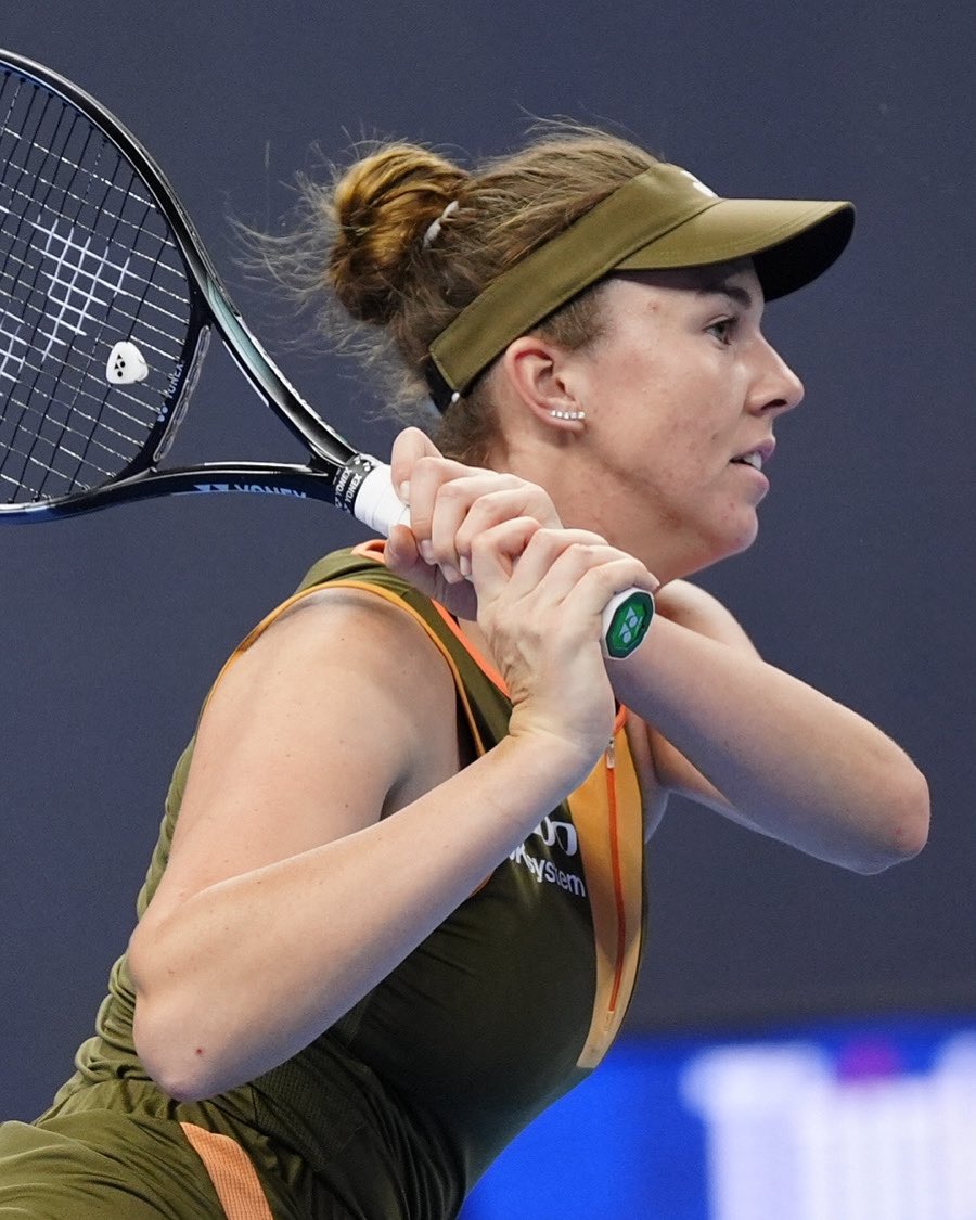WTA's tweet photo. Final Round of 16 place confirmed �� 

Linda Noskova advances as Zheng retires due to injury. 

#2025ChinaOpen https://t.co/1Q8V4renDc