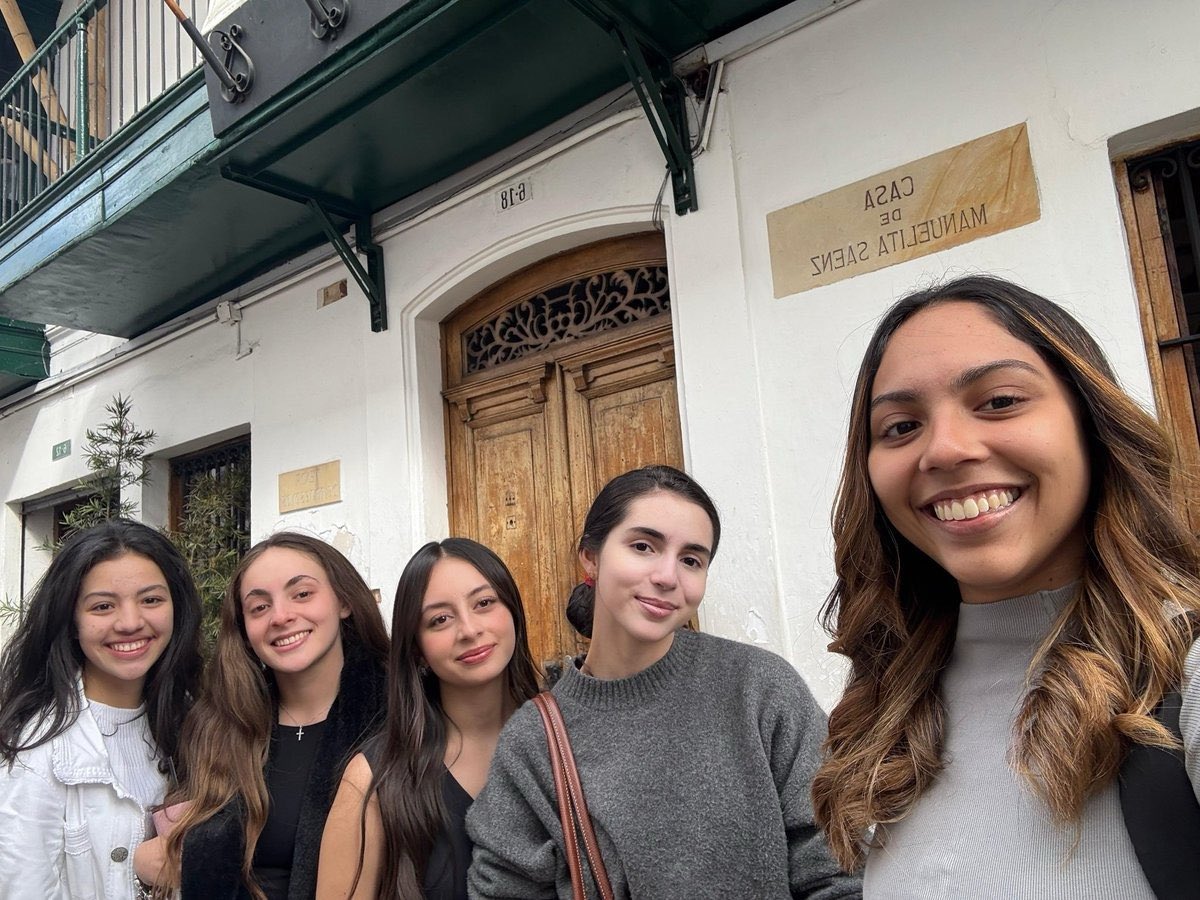 VHenriquezG's tweet photo. 41. Casa de Manuelita Sáenz: vivienda de la compañera de Simón Bolívar. #AnálisisGeográficoUR2025 
@URosario
 
@PoliticaUR
 
@ronalfrodriguez https://t.co/8NeZ4n5RYQ