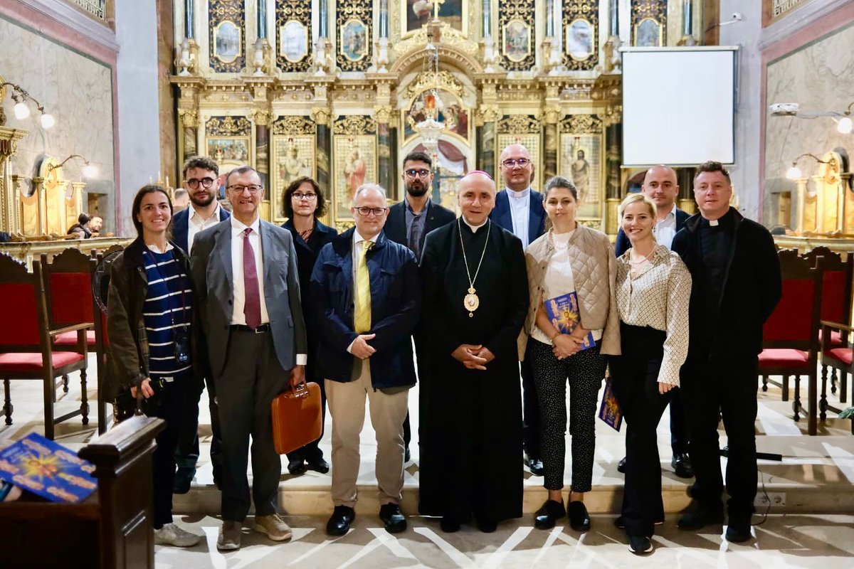 UniSantaCroce's tweet photo. 🎓Incontro degli Alumni della Facoltà di Comunicazione ad Oradea (Romania) -
25 -28 settembre 2025
#siamosantacroce
#AlumniCSI #SantaCroce #VisitOradea #Comunicazione https://t.co/sjalZgRXPK