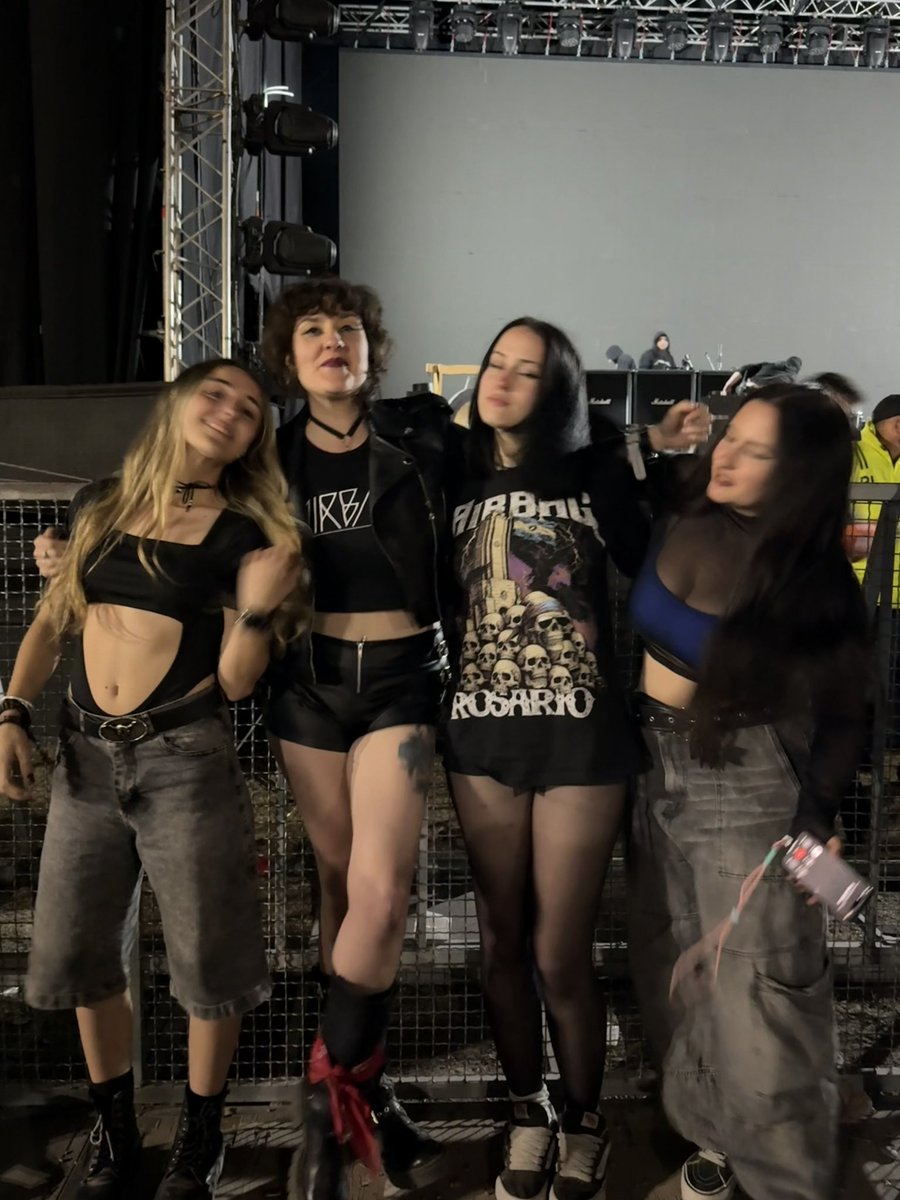 nos colamos en la valla para sacarnos una foto🤭

<a href="/pazerbakeraa/">pazerbakera</a> <a href="/Sarah_Airbag/">LUCIA 🪽</a> @mellensaturno las amo por siempre❤️‍🩹🥹