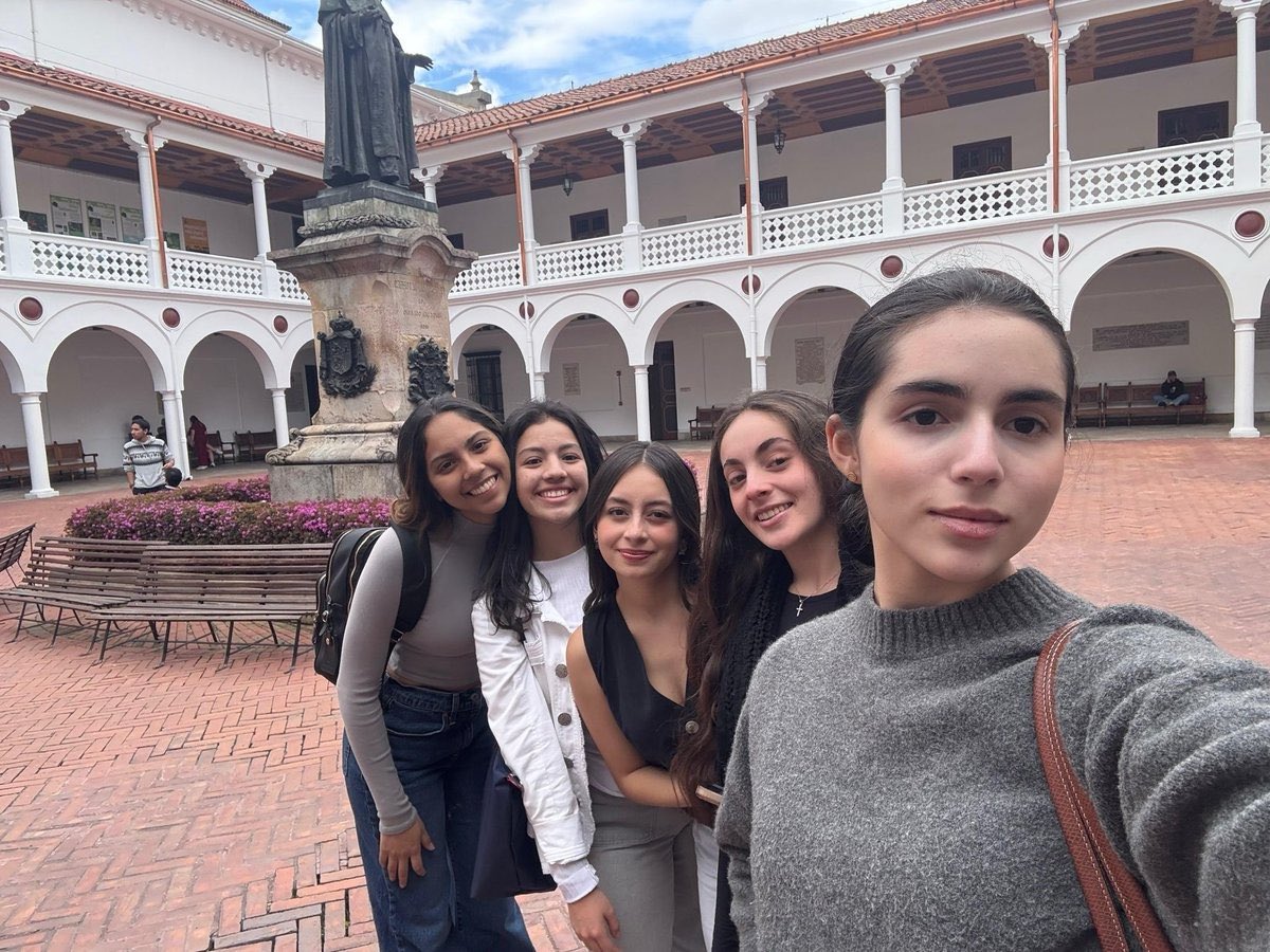 VHenriquezG's tweet photo. 36. Estatua de Fray Cristóbal de Torres: fundador de la Universidad del Rosario. #AnálisisGeográficoUR2025 
@URosario
 
@PoliticaUR
 
@ronalfrodriguez https://t.co/E58CDUJkFG