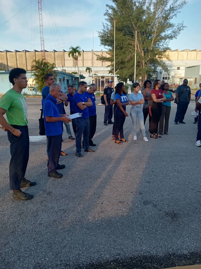 prosacuba's tweet image. Hoy  nuestro matutino, más que una reunión, fue un acto de convicción✊🏻 Alzamos la voz firmando nuestro apoyo inquebrantable a la paz y la estabilidad del pueblo hermano de Venezuela📜✍🏻

 #PazParaVenezuela 🕊️🇨🇺🫂🇻🇪
#PROSA #IndustriasCuba
#JuntosSomosMasFuertes