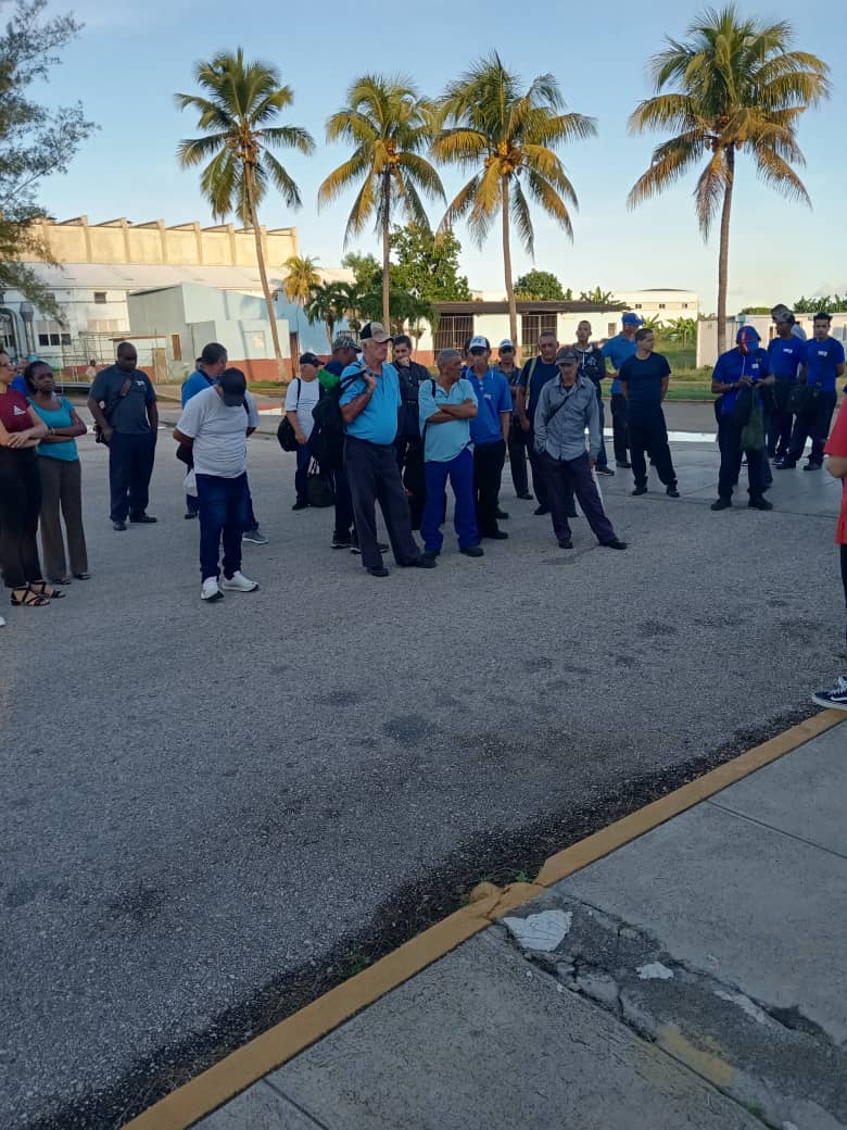 prosacuba's tweet image. Hoy  nuestro matutino, más que una reunión, fue un acto de convicción✊🏻 Alzamos la voz firmando nuestro apoyo inquebrantable a la paz y la estabilidad del pueblo hermano de Venezuela📜✍🏻

 #PazParaVenezuela 🕊️🇨🇺🫂🇻🇪
#PROSA #IndustriasCuba
#JuntosSomosMasFuertes